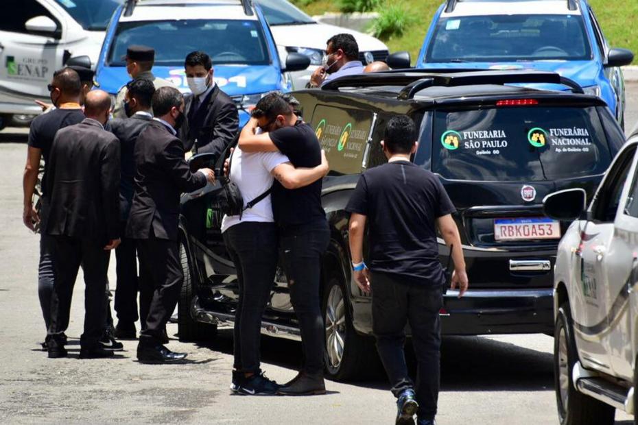 Corpo de Marília Mendonça chega ao velório e fãs fazem fila no local