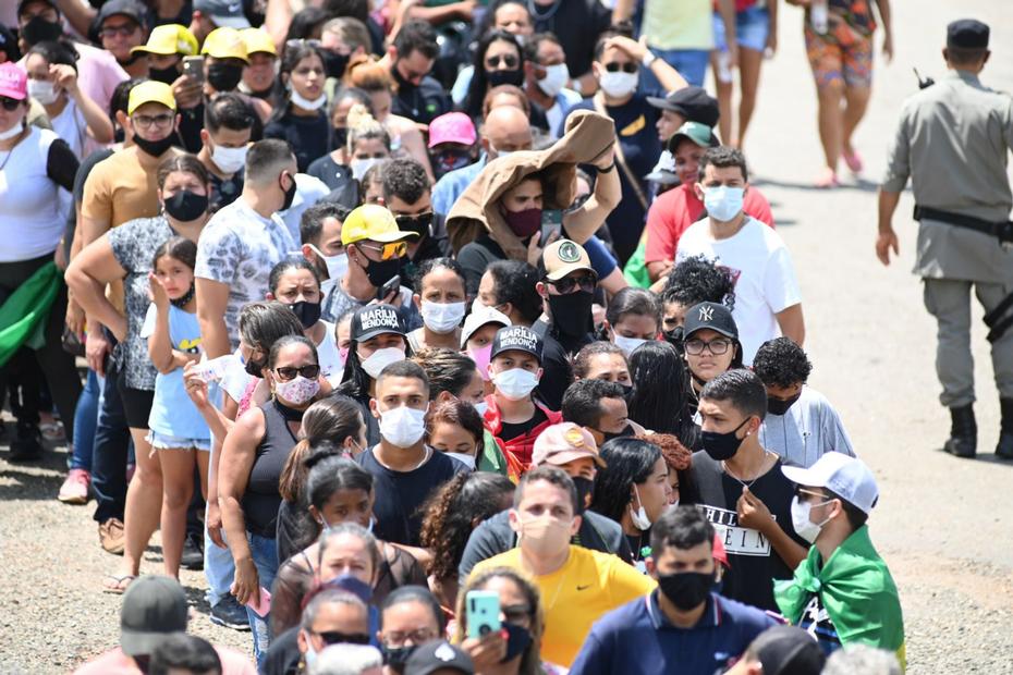 Lotado de fãs, velório de Marília Mendonça é aberto para o público