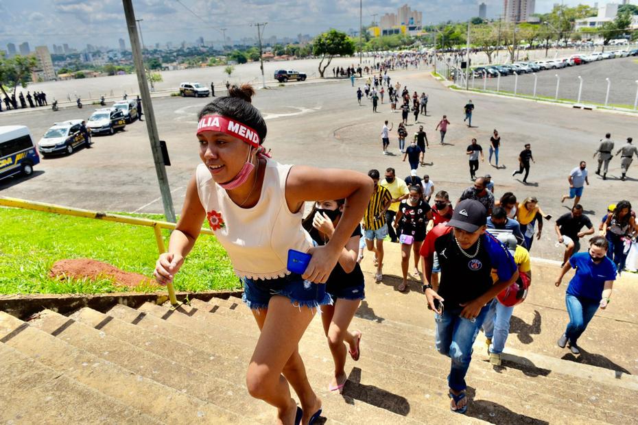 Lotado de fãs, velório de Marília Mendonça é aberto para o público