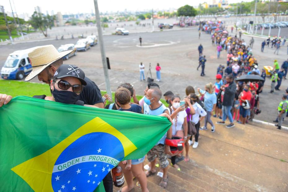 Lotado de fãs, velório de Marília Mendonça é aberto para o público