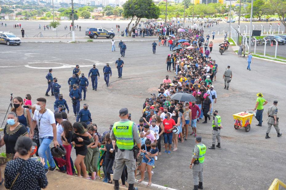 Lotado de fãs, velório de Marília Mendonça é aberto para o público