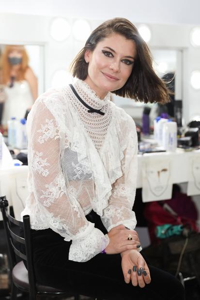 Alinne Moraes radicaliza e corta o cabelo em bastidores do desfile 