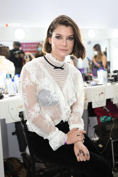 Alinne Moraes radicaliza e corta o cabelo em bastidores do desfile 