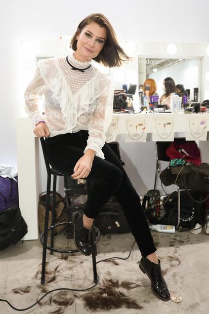 Alinne Moraes radicaliza e corta o cabelo em bastidores do desfile 