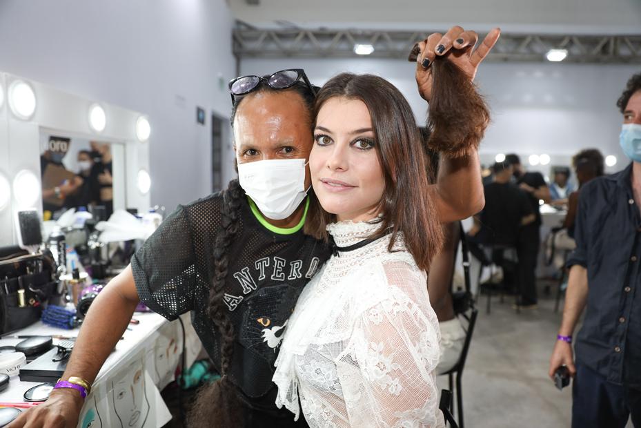 Alinne Moraes radicaliza e corta o cabelo em bastidores do desfile 