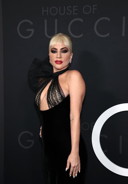 Lady Gaga aposta em vestido preto com decote transparente