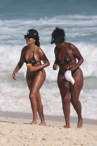 Ludmilla e a mãe aproveitam dia de sol na praia com biquínis iguais