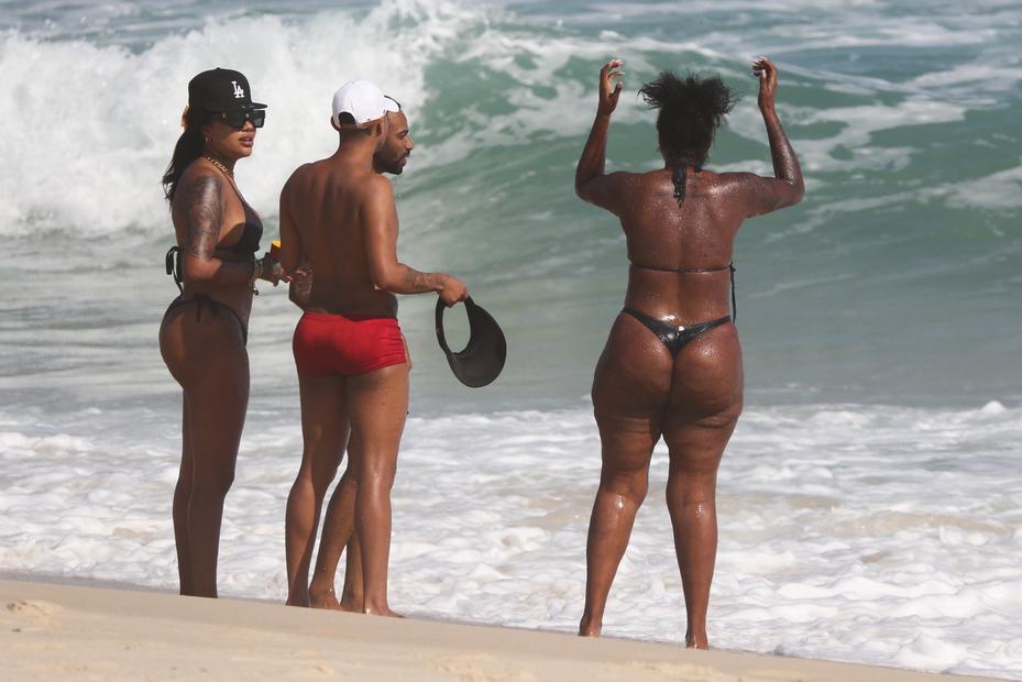 Ludmilla e a mãe aproveitam dia de sol na praia com biquínis iguais