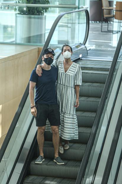 Michel Teló e Thais Fersoza esbanjam simpatia ao serem flagrados em shopping do Rio de Janeiro