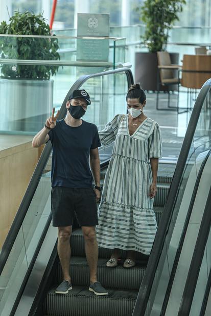 Michel Teló e Thais Fersoza esbanjam simpatia ao serem flagrados em shopping do Rio de Janeiro