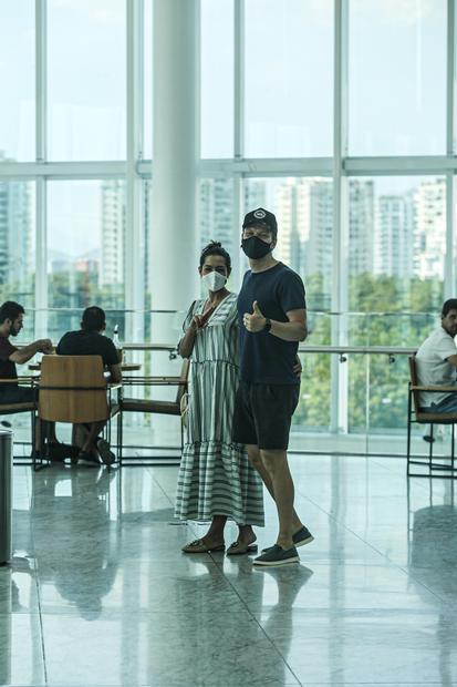 Michel Teló e Thais Fersoza esbanjam simpatia ao serem flagrados em shopping do Rio de Janeiro