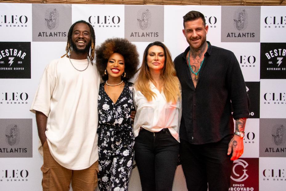 Cleo e o marido, Leandro D'Lucca, esbanjam amor em show da cantora King