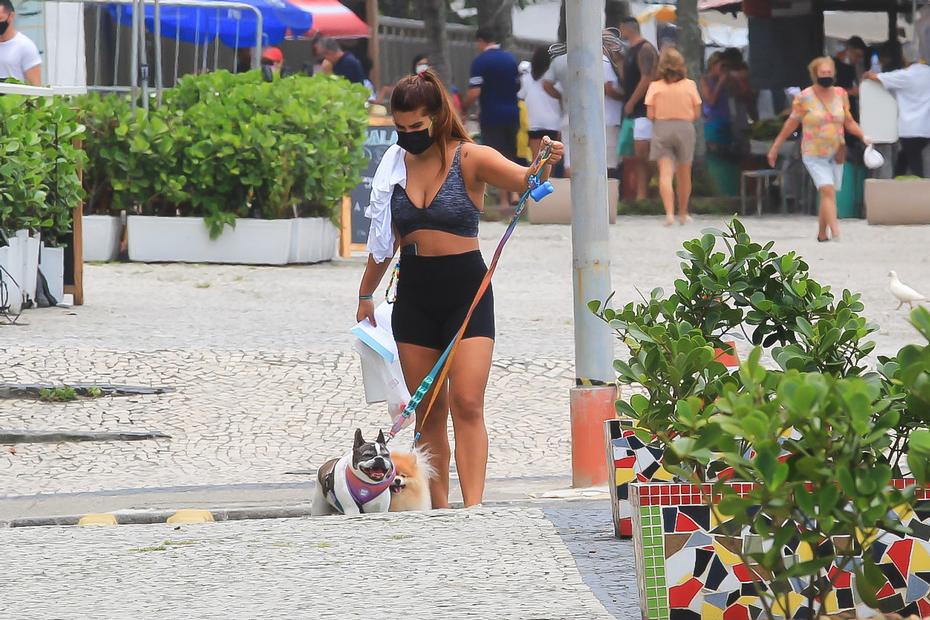 Filha de Flávia Alessandra, Giulia Costa, passeando com os cachorros