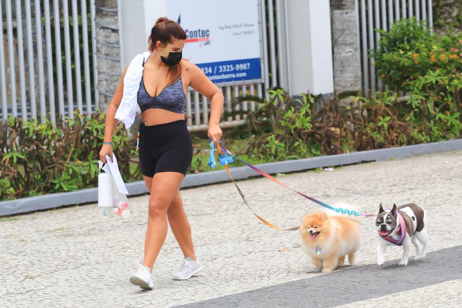 Filha de Flávia Alessandra, Giulia Costa, passeando com os cachorros