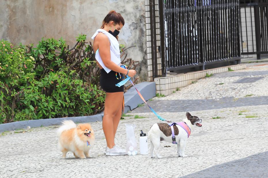 Filha de Flávia Alessandra, Giulia Costa, passeando com os cachorros