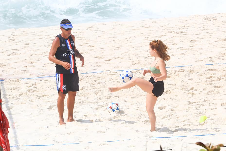 Larissa Manoela é flagrada curtindo dia em praia carioca