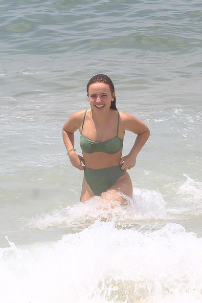 Larissa Manoela é flagrada curtindo dia em praia carioca