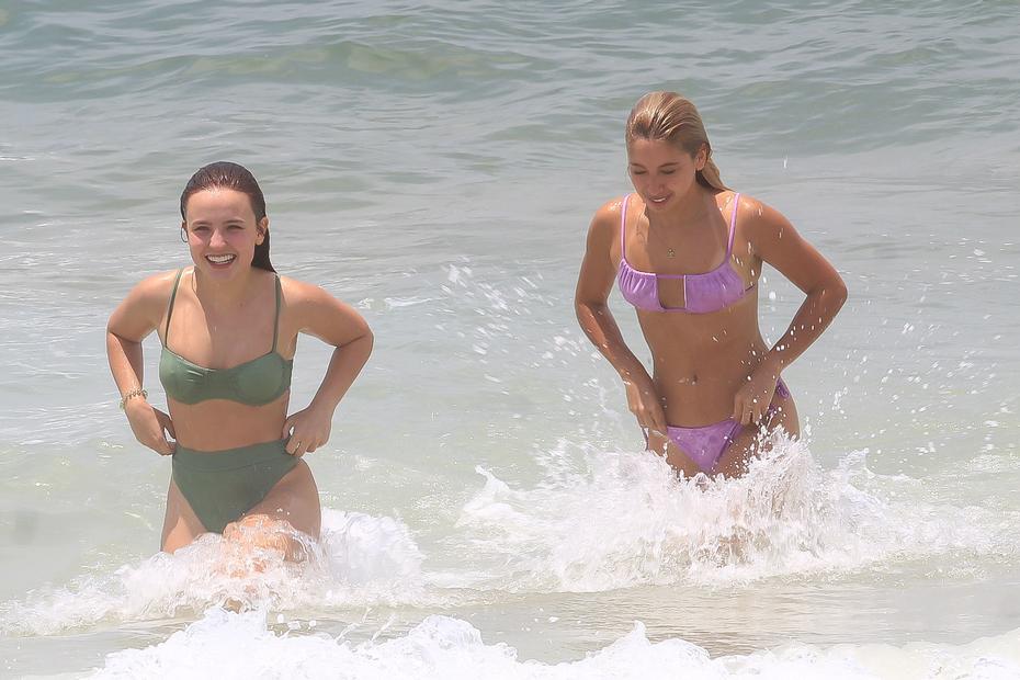 Larissa Manoela é flagrada curtindo dia em praia carioca