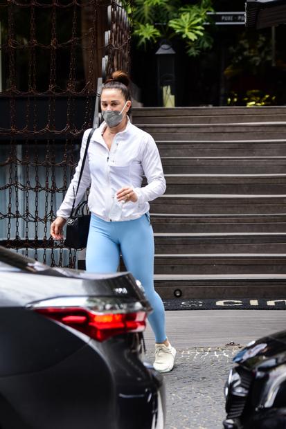 Claudia Raia esbanja simpatia e beleza ao deixar academia no bairro dos Jardins em São Paulo