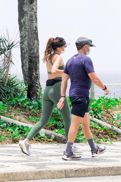 Patrícia Poeta caminhando na orla de Ipanema