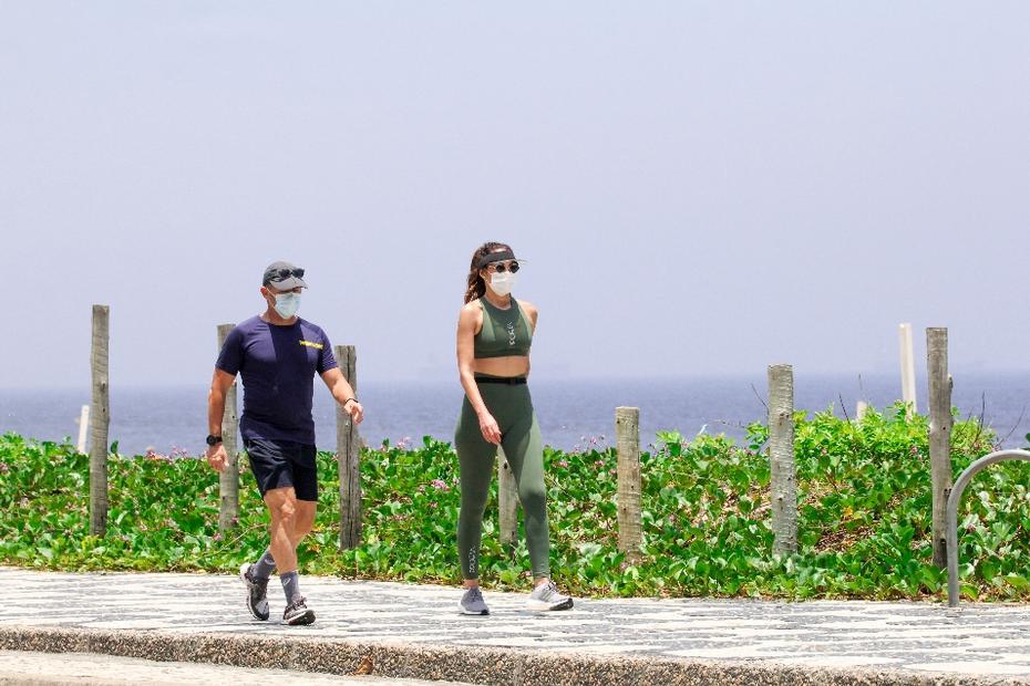 Patrícia Poeta caminhando na orla de Ipanema