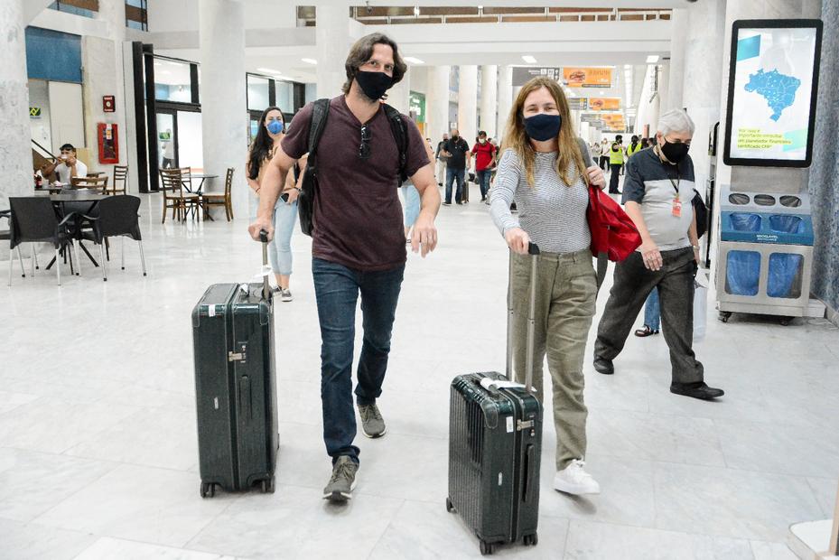 Vladimir Brichta e Adriana Esteves são show de simpatia em aeroporto