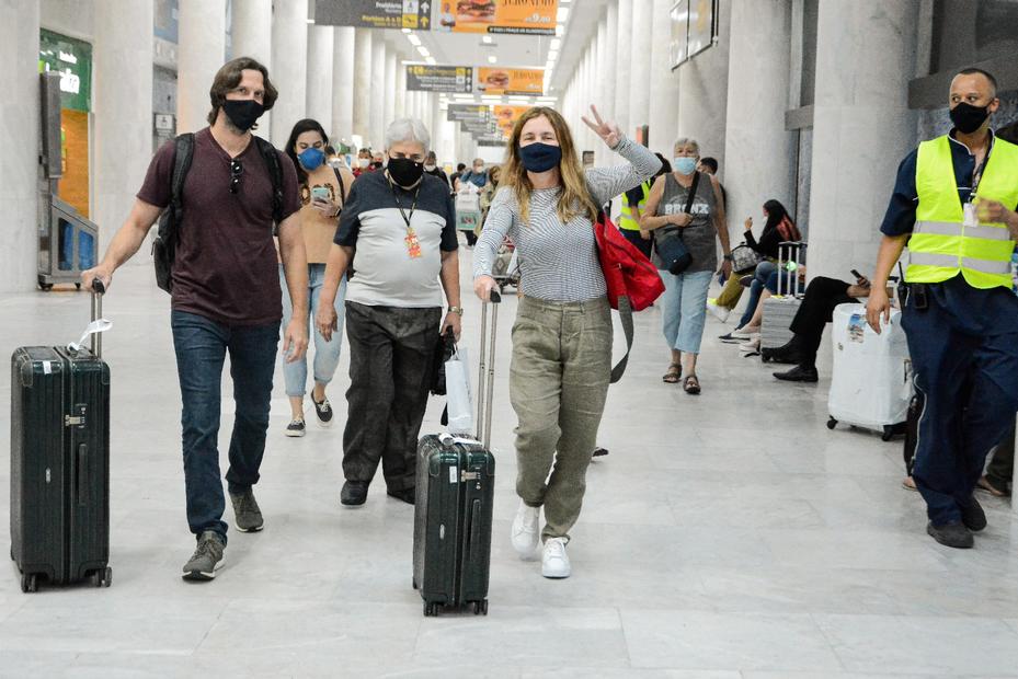 Vladimir Brichta e Adriana Esteves são show de simpatia em aeroporto