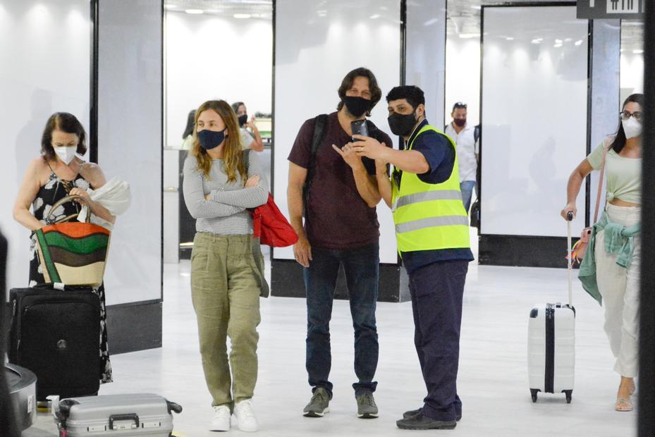 Vladimir Brichta e Adriana Esteves são show de simpatia em aeroporto