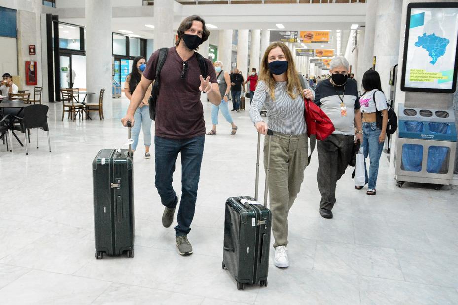 Vladimir Brichta e Adriana Esteves são show de simpatia em aeroporto