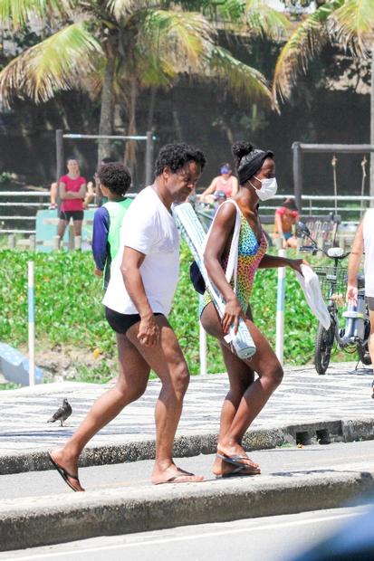 Maju Coutinho com o marido no Leblon, no Rio de Janeiro