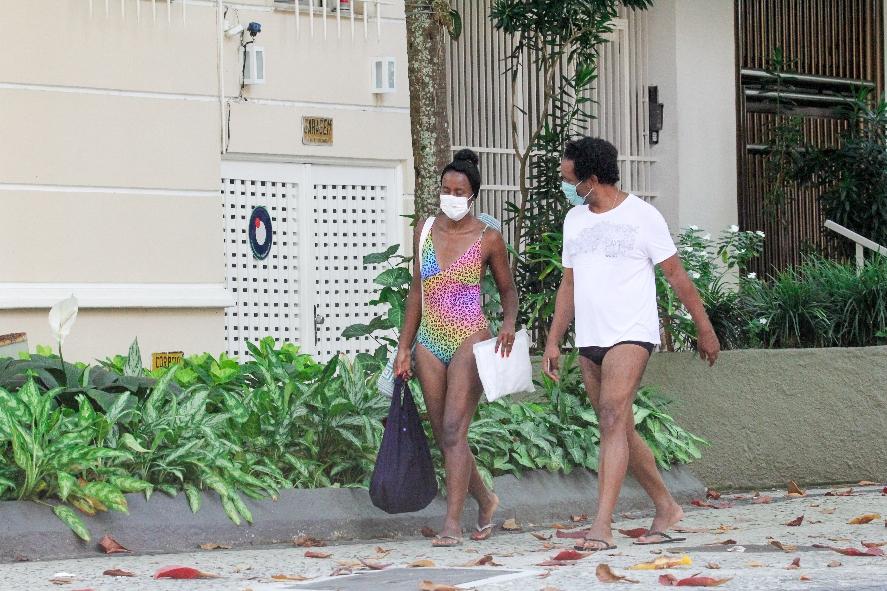 Maju Coutinho com o marido no Leblon, no Rio de Janeiro