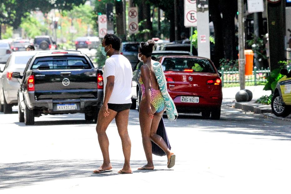 Maju Coutinho com o marido no Leblon, no Rio de Janeiro