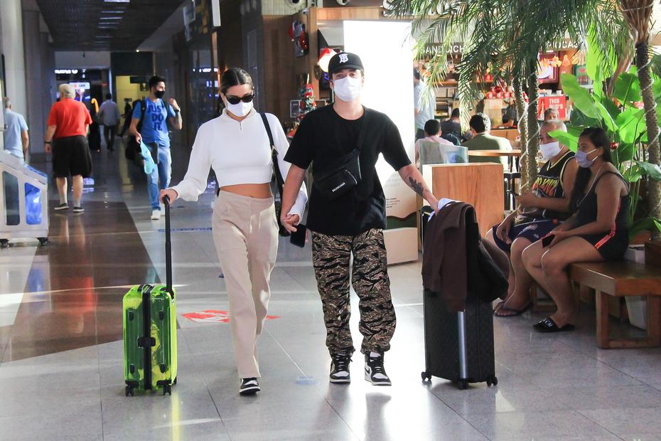 Sasha Menegehel e João Figueiredo de tênis iguais em aeroporto