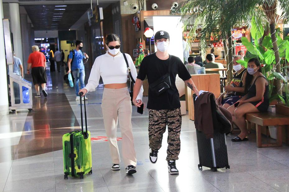 Sasha Menegehel e João Figueiredo de tênis iguais em aeroporto