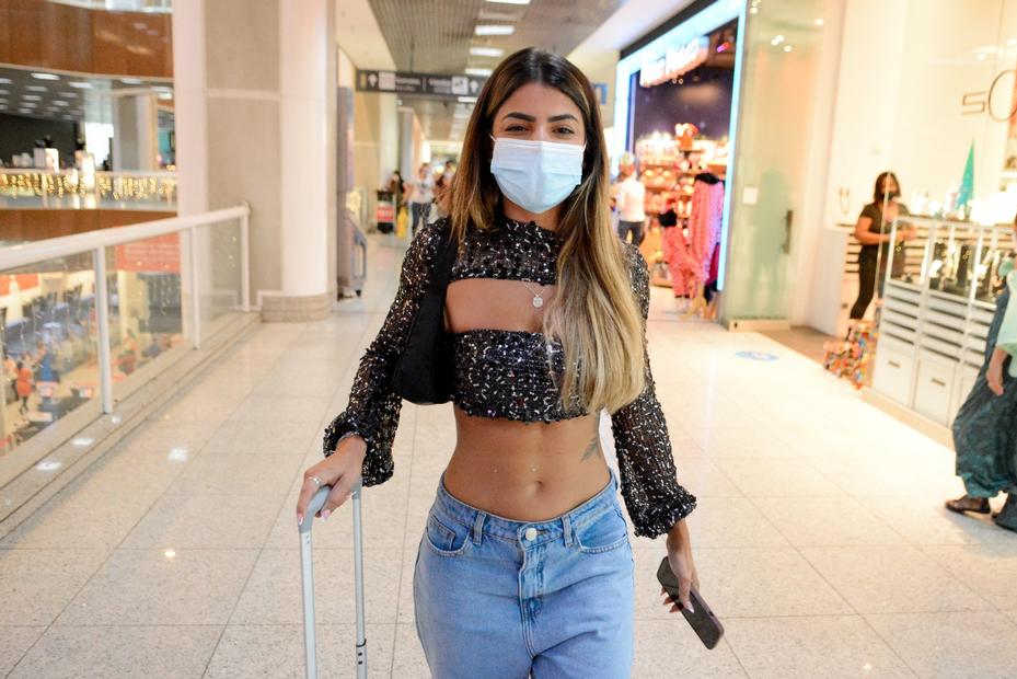 Hariany Almeida rouba a cena ao surgir com barriga de fora em aeroporto