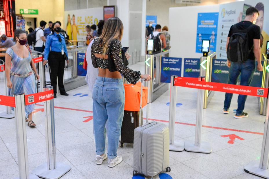 Hariany Almeida rouba a cena ao surgir com barriga de fora em aeroporto