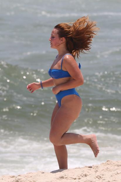 Larissa Manoela esbanja boa forma em praia do Rio de Janeiro