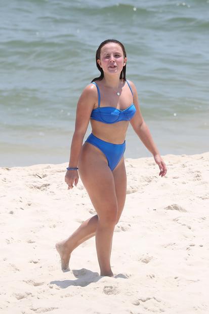 Larissa Manoela esbanja boa forma em praia do Rio de Janeiro