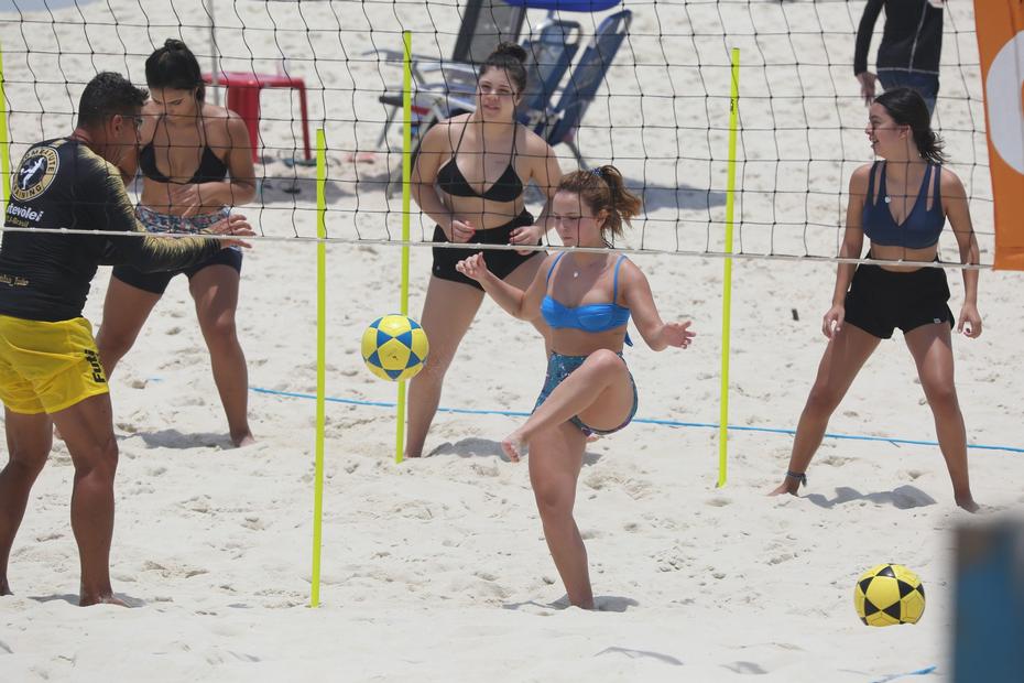 Larissa Manoela esbanja boa forma em praia do Rio de Janeiro