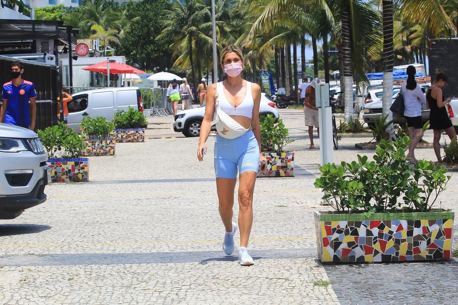 Cheia de estilo, Flávia Alessandra é flagrada saindo de academia