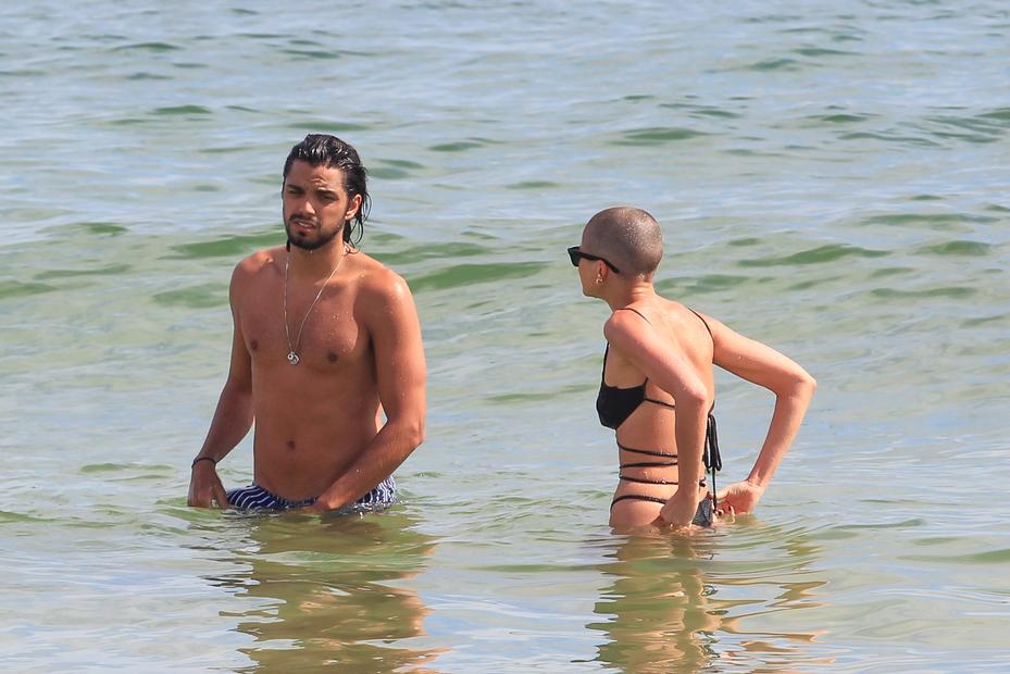 Agatha Moreira é flagrada com Rodrigo Simas curtindo dia de sol na praia