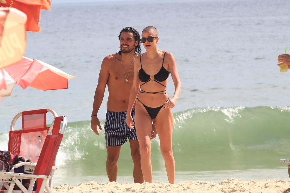 Agatha Moreira é flagrada com Rodrigo Simas curtindo dia de sol na praia