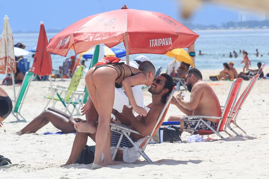 Agatha Moreira é flagrada com Rodrigo Simas curtindo dia de sol na praia