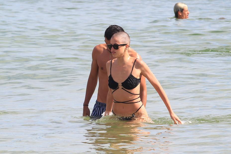 Agatha Moreira é flagrada com Rodrigo Simas curtindo dia de sol na praia