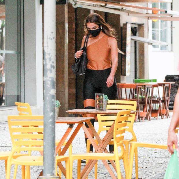 Patrícia Poeta rouba a cena com look de ginástica muito estiloso em Ipanema