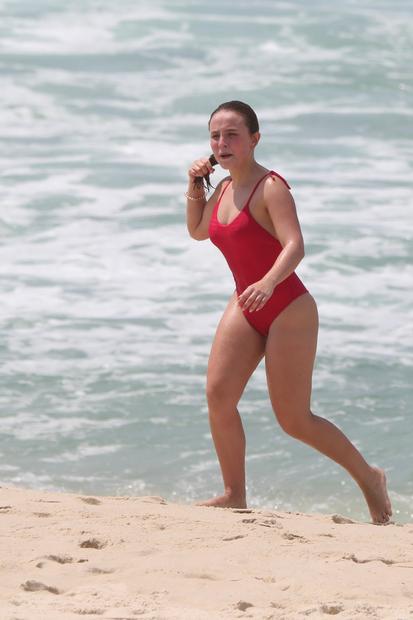 Larissa Manoela esbanja beleza em dia na praia