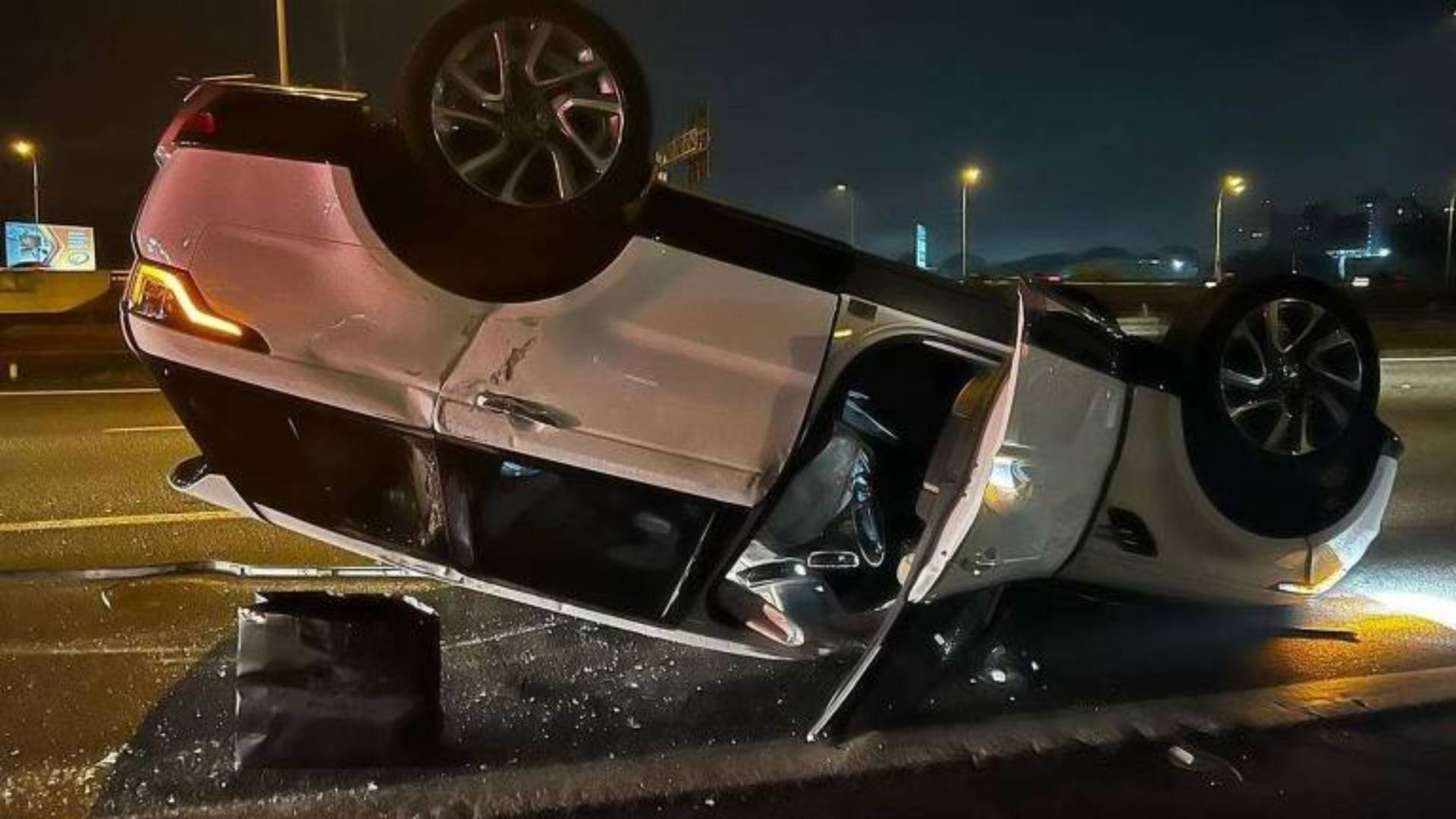 carro capotado após acidente de Paula Fernandes