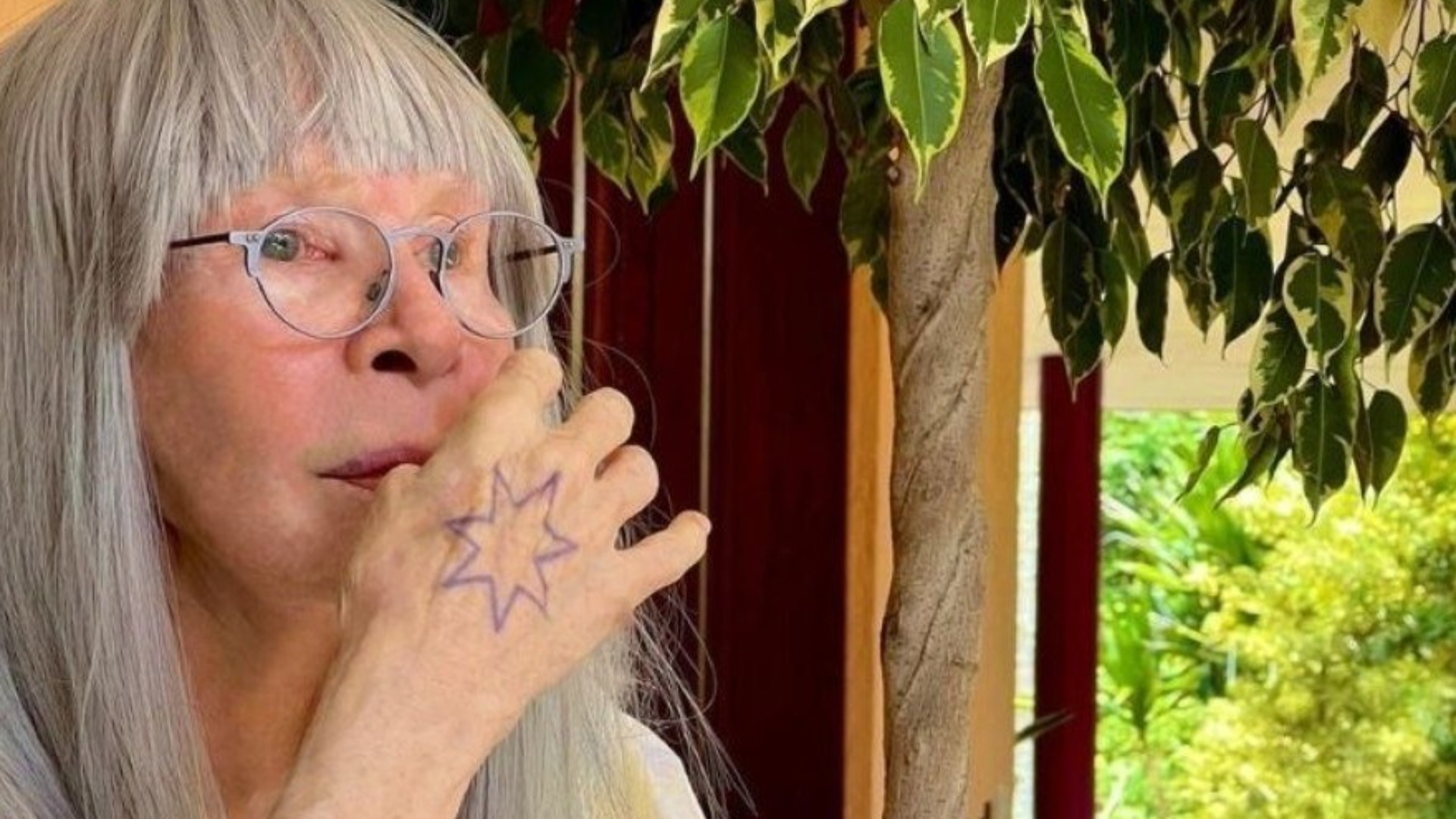 Rita Lee com tatuagem na mão