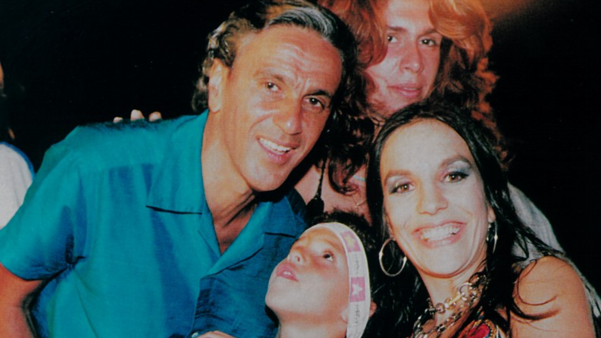 Ivete Sangalo abraçada com Caetano Veloso, Zeca Veloso e Paula Lavigne