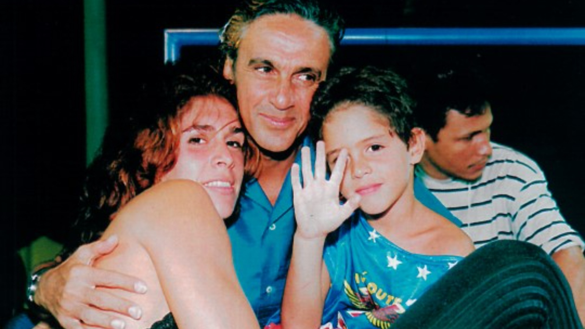 Caetano Veloso abraçado com filho pequeno e Paula Lavigne